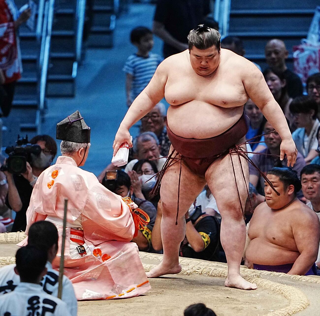 懸賞を手にする熱海富士（撮影・小沢裕）