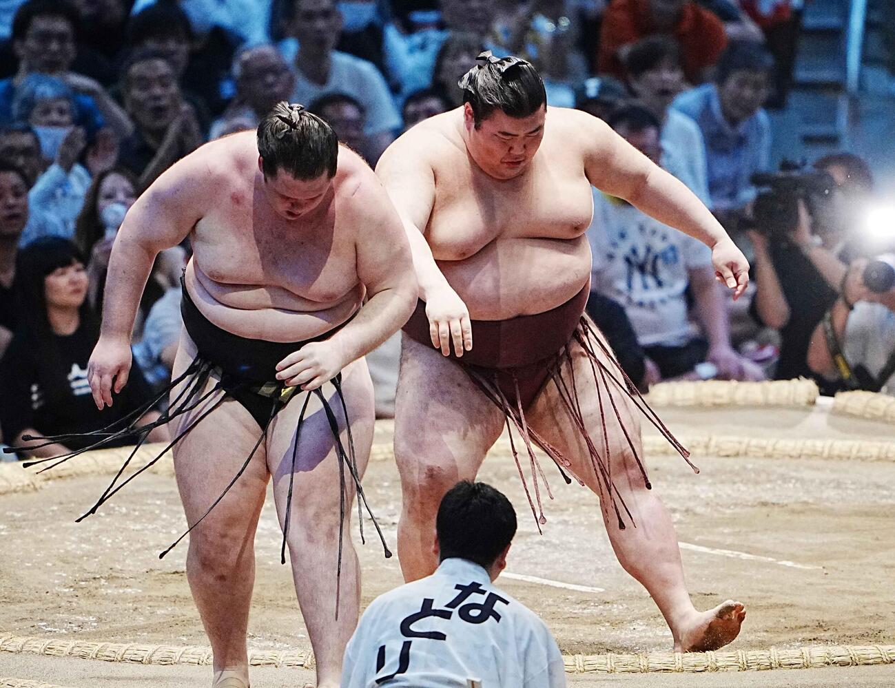 熱海富士（右）は獅司を押し出しで下す（撮影・小沢裕）