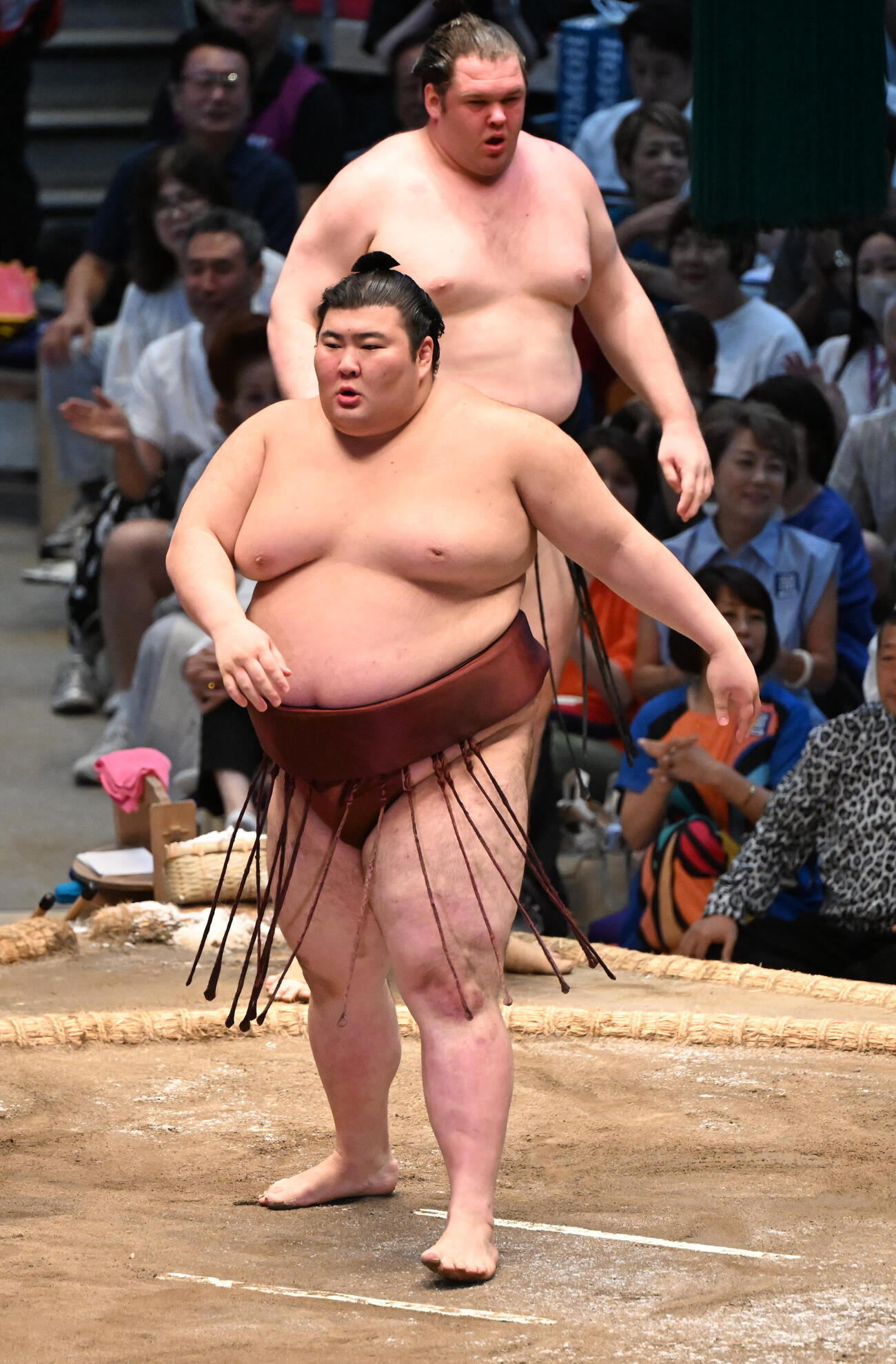 熱海富士（手前）は押し出しで獅司を破る（撮影・和賀正仁）