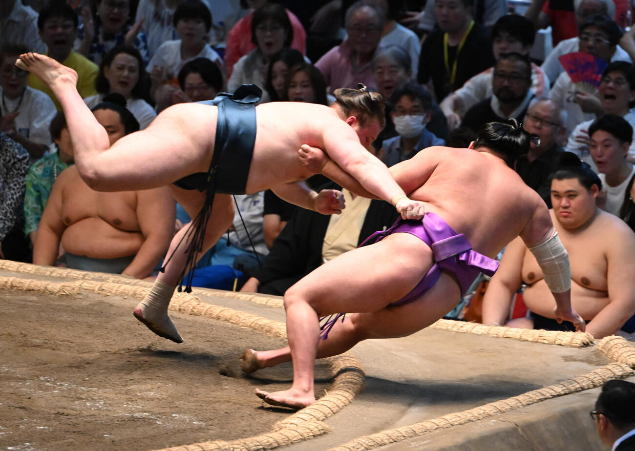 尊富士（右）を寄り倒しで破る安青錦（撮影・和賀正仁）