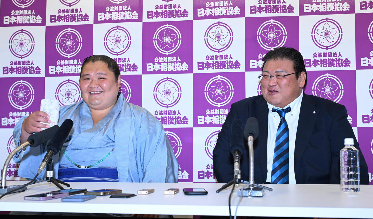 引退会見で笑顔を見せる大翔丸（左）と追手風親方（撮影・和賀正仁）