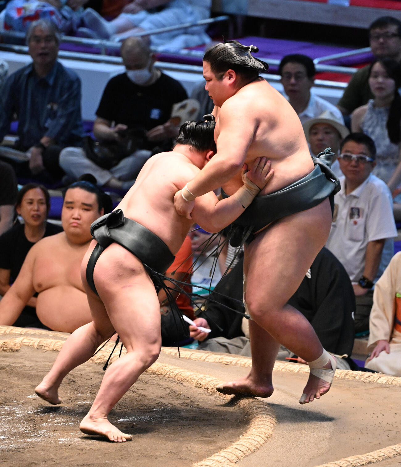 翠富士は寄り切りで錦木を破る（撮影・和賀正仁）