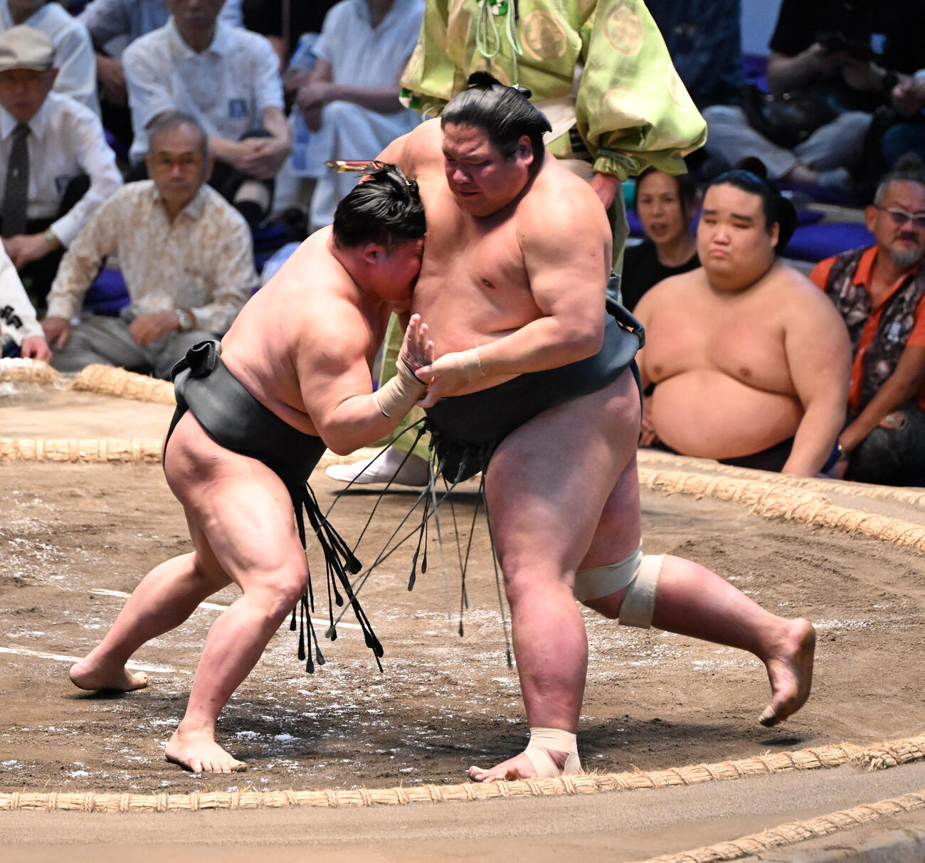 翠富士は寄り切りで錦木を破る（撮影・和賀正仁）