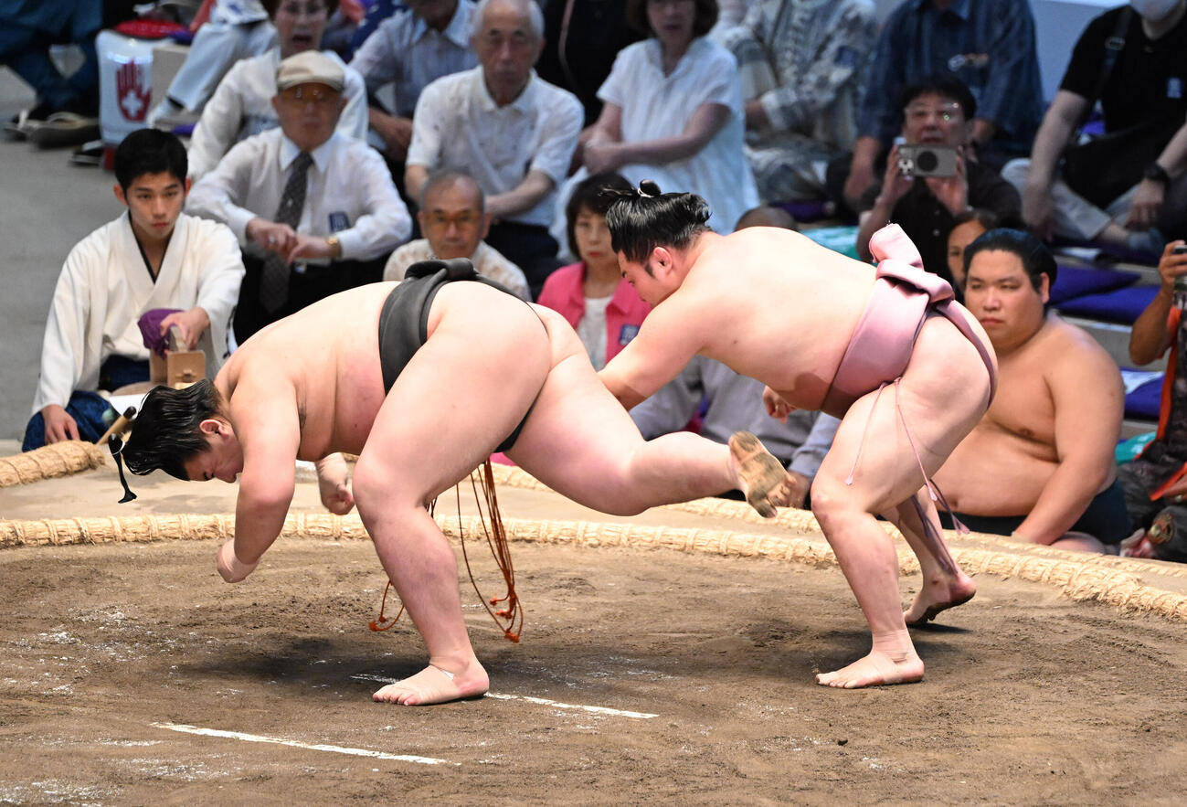 夢道鵬（左）を上手出し投げで破る炎鵬（撮影・和賀正仁）