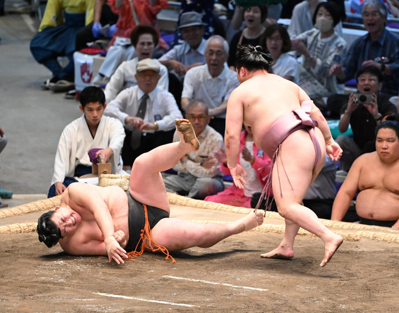 夢道鵬（左）を上手出し投げで破る炎鵬（撮影・和賀正仁）