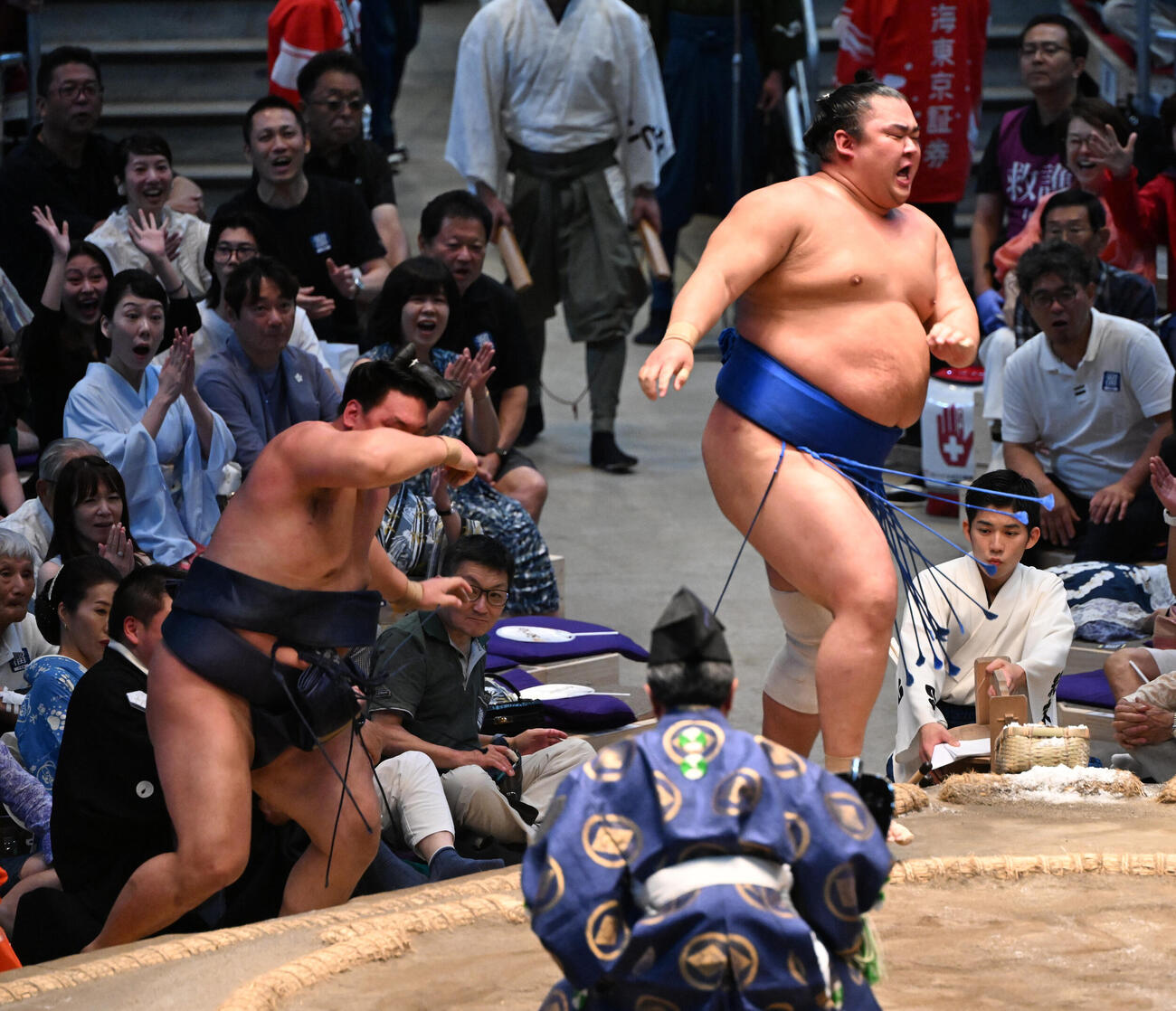 湘南乃海（右）は寿之富士を破り十両優勝決定戦を制する（撮影・和賀正仁）