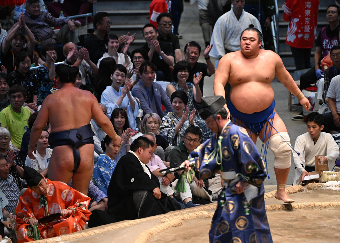 湘南乃海（右）は寿之富士を破り十両優勝決定戦を制する（撮影・和賀正仁）