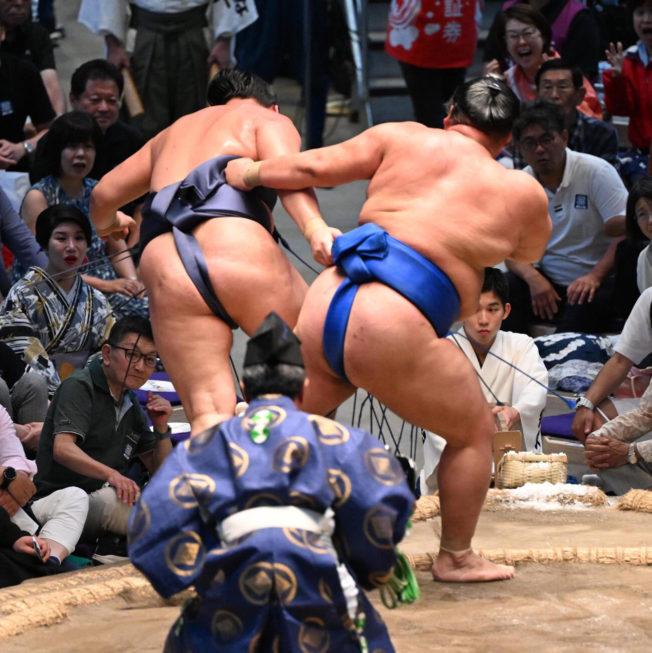湘南乃海（右）は寿之富士を破り十両優勝決定戦を制する（撮影・和賀正仁）