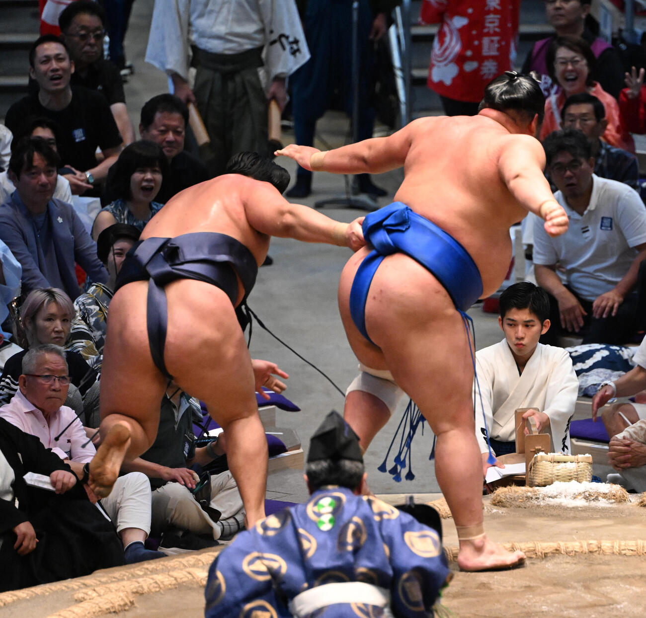 湘南乃海（右）は寿之富士を破り十両優勝決定戦を制する（撮影・和賀正仁）