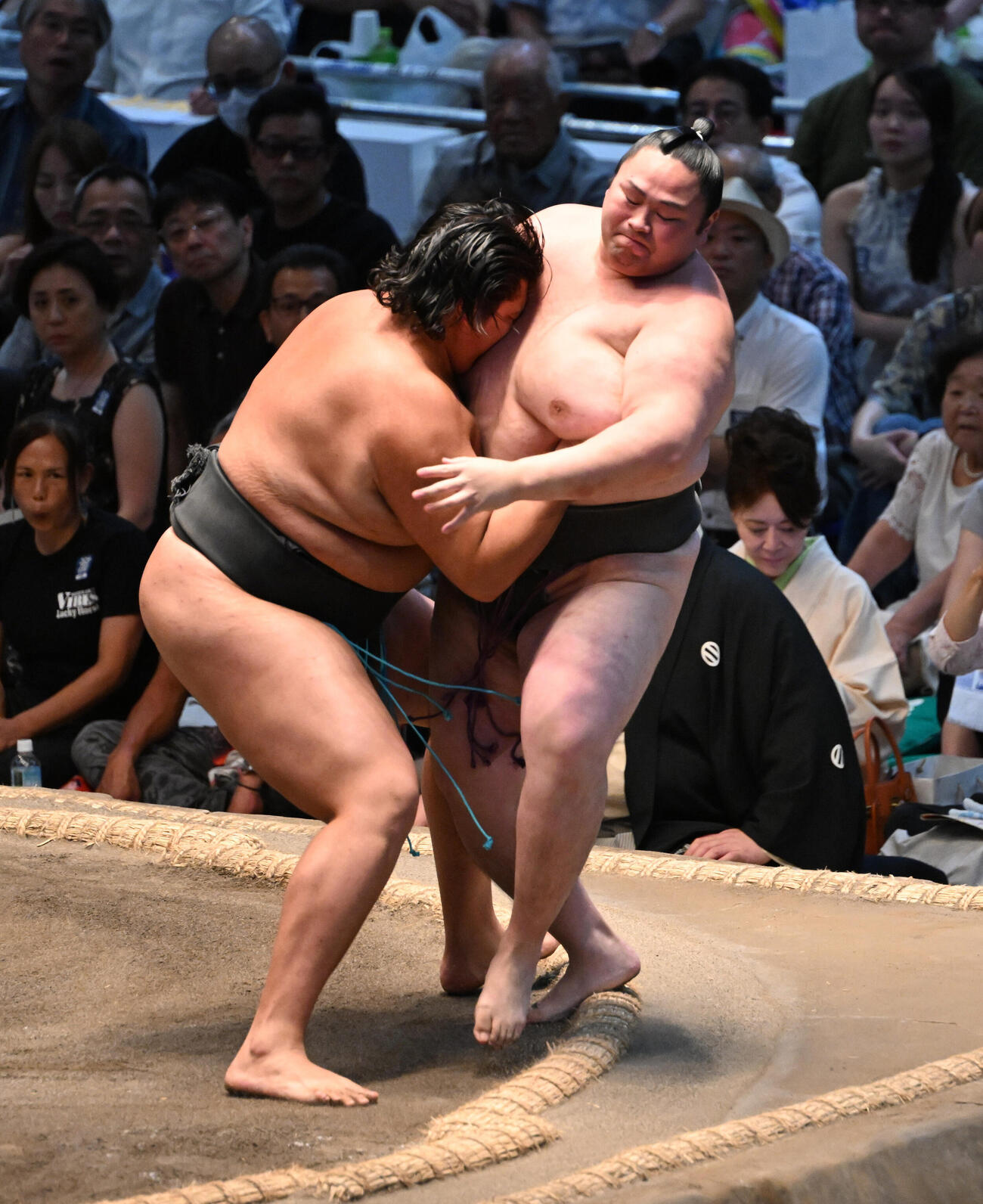 天昇山（左）は寄り切りで栃武蔵を破る（撮影・和賀正仁）