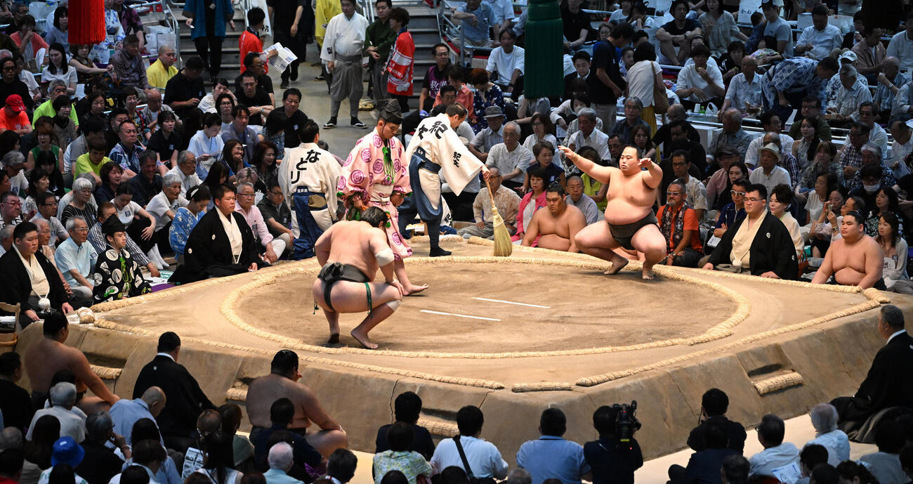 天昇山（左）は寄り切りで栃武蔵を破る（撮影・和賀正仁）