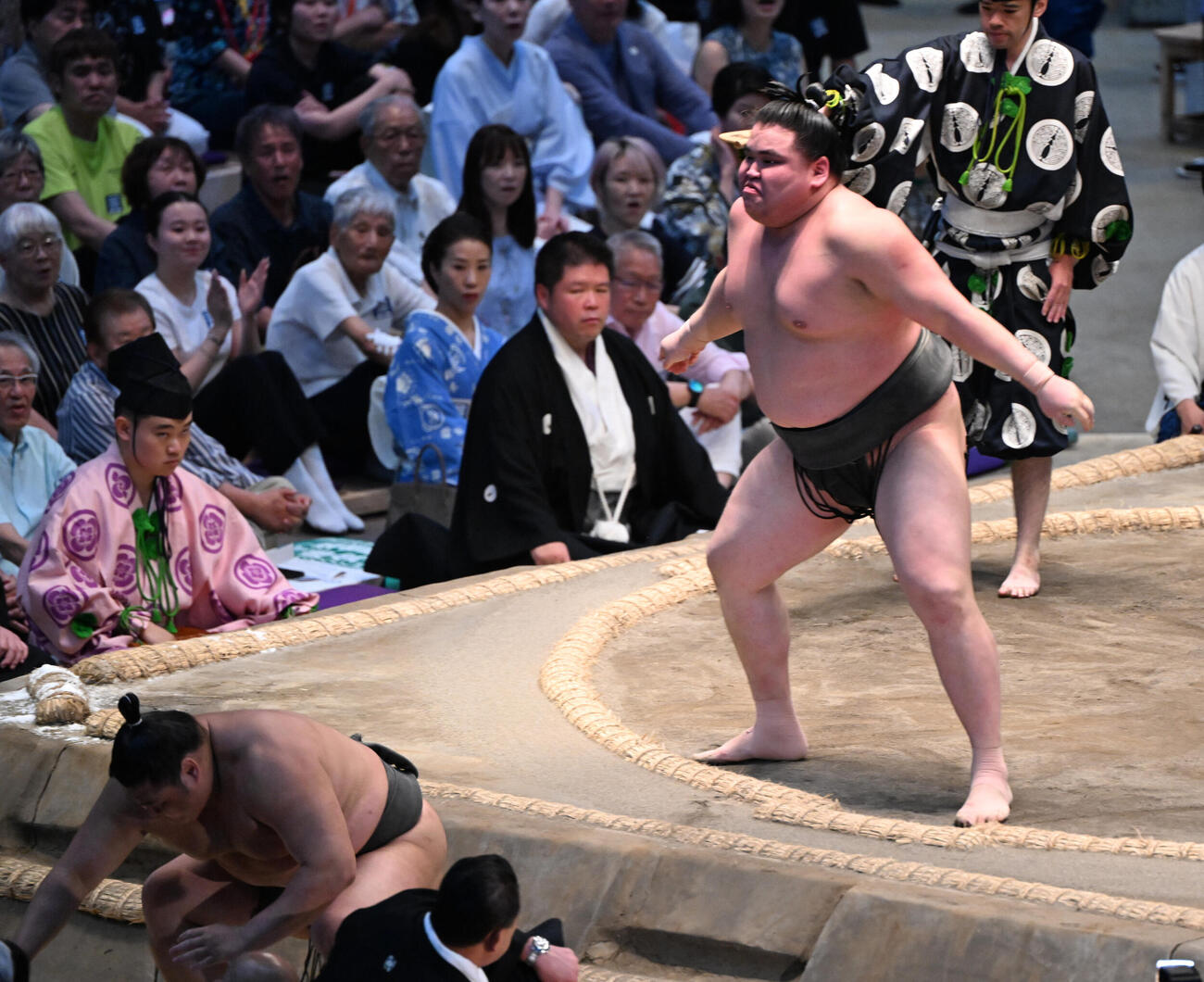 旭富士（右）は寄り切りで若雅を破り幕下優勝決定戦を制する（撮影・和賀正仁）