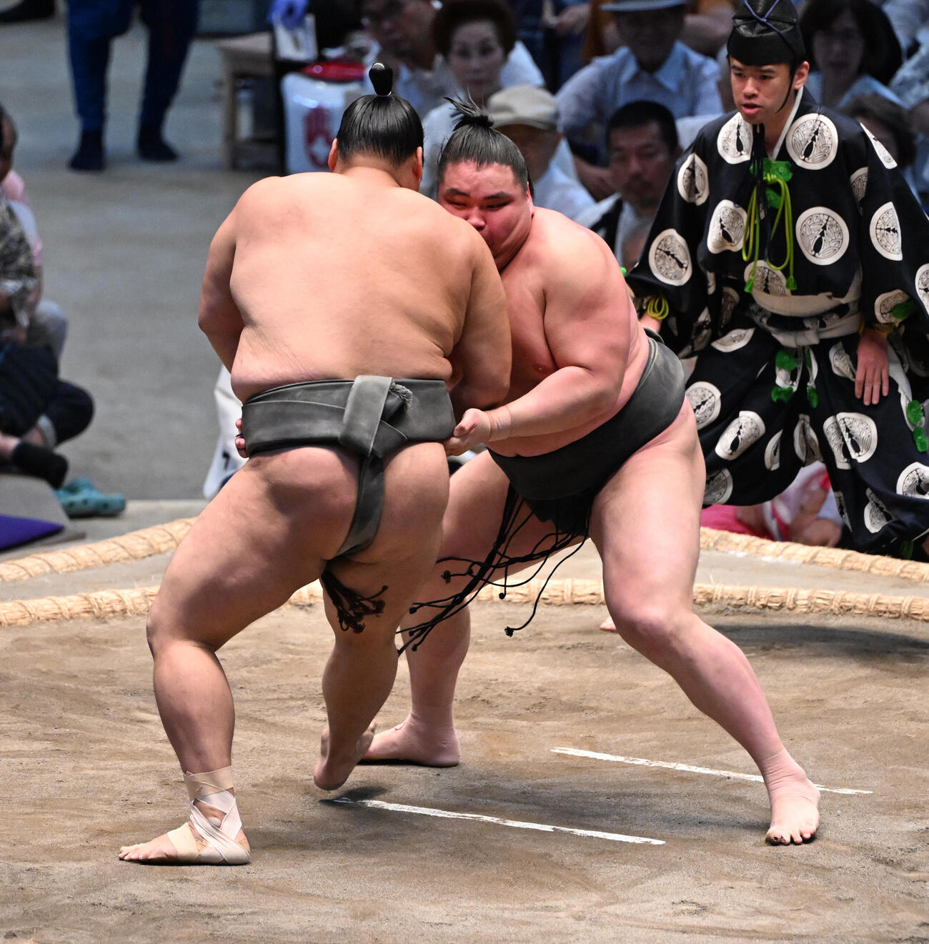 旭富士（右）は寄り切りで若雅を破り幕下優勝決定戦を制する（撮影・和賀正仁）