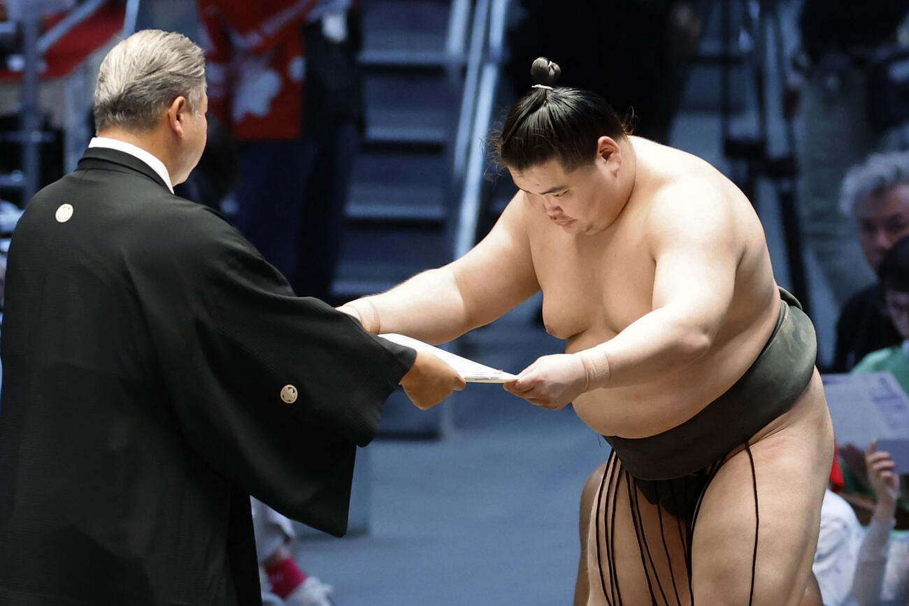 幕下で優勝し、賞状を受け取る旭富士。序ノ口から4場所連続優勝を果たした（共同）