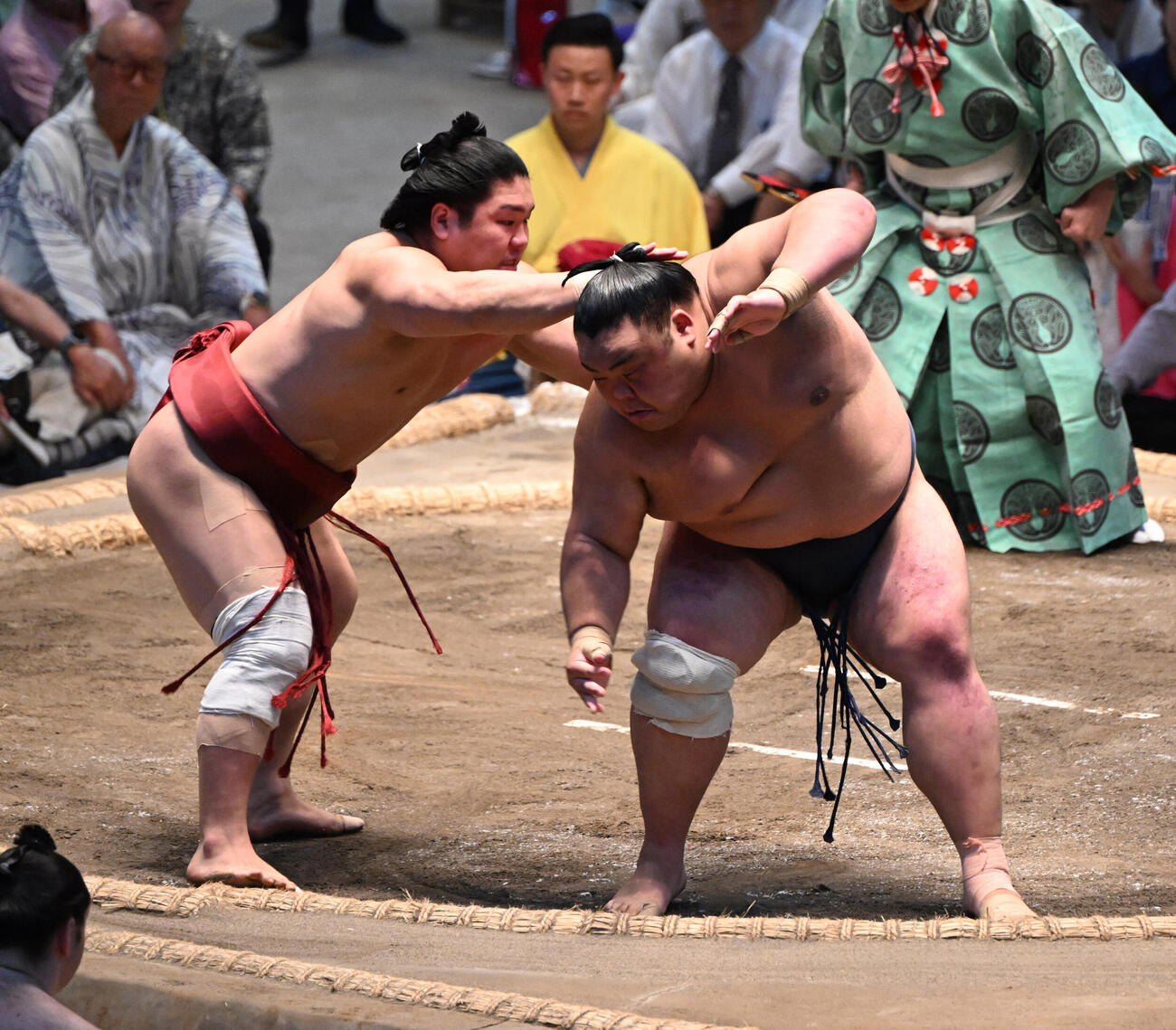 藤凌駕（右）を送り出しで破る朝紅龍（撮影・和賀正仁）