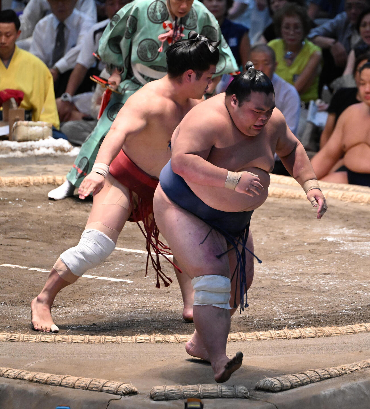 藤凌駕（右）を送り出しで破る朝紅龍（撮影・和賀正仁）