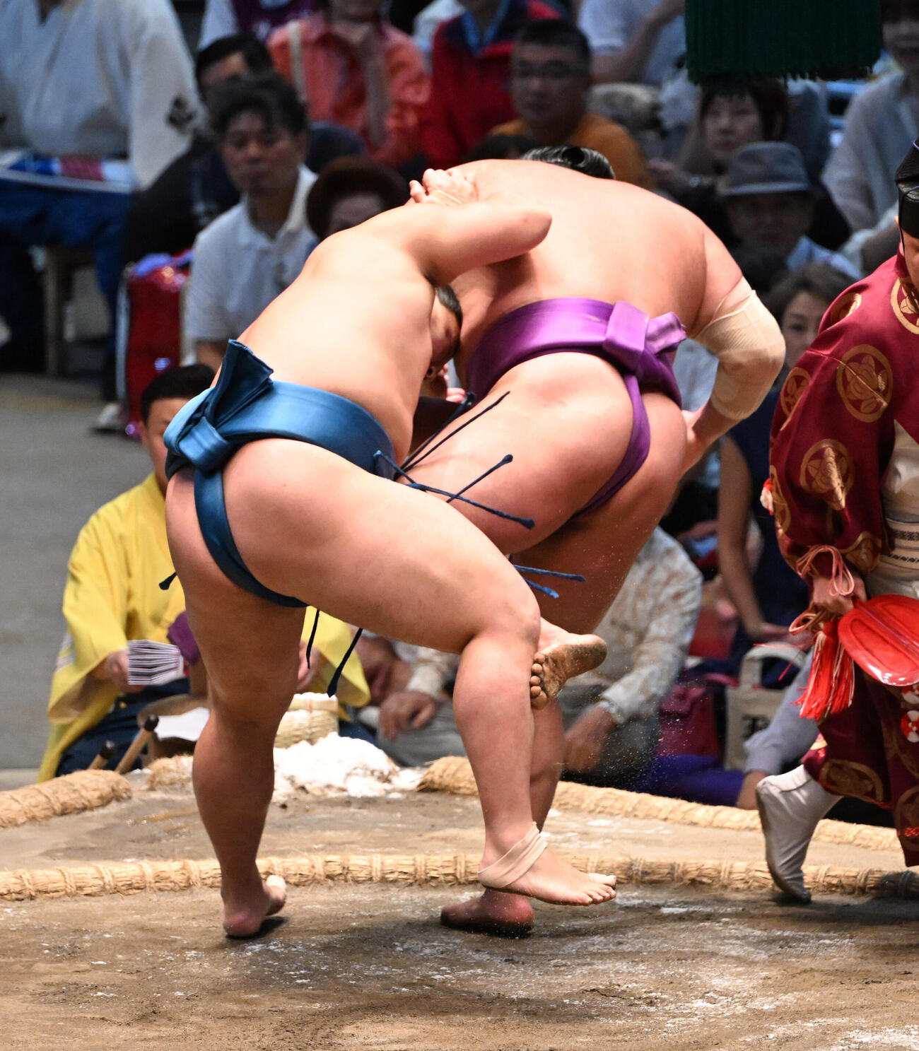 琴栄峰（左）は押し出しで尊富士を破る（撮影・和賀正仁）