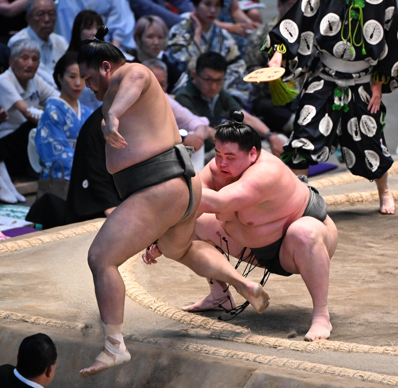 旭富士（右）は寄り切りで若雅を破り幕下優勝決定戦を制する（撮影・和賀正仁）