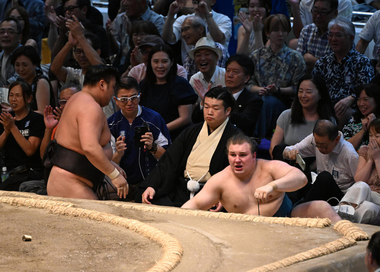 安青錦（右）は霧島を寄り切りで破る（撮影・和賀正仁）