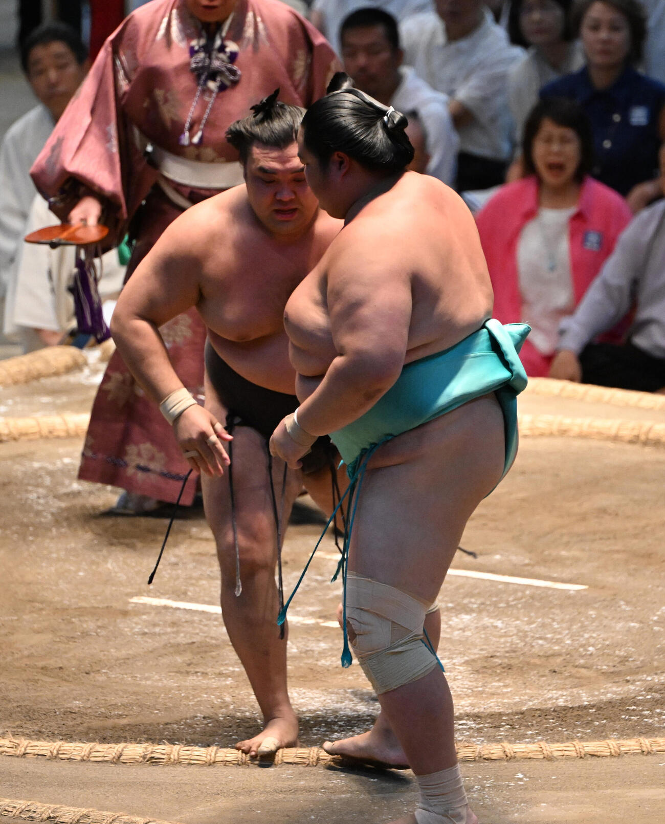 霧島（左）は寄り切りで琴桜を破る（撮影・和賀正仁）