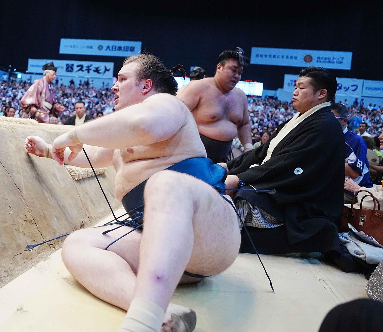 霧島（後方）を寄り切りで破り優勝決定戦を制した安青錦（撮影・小沢裕）