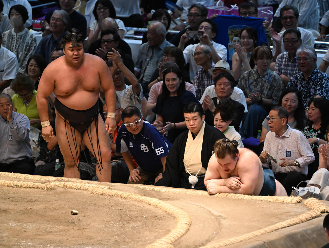 安青錦（右）は霧島を寄り切りで破る（撮影・和賀正仁）＝2026年7月26日、令和8年大相撲名古屋場所千秋楽　IGアリーナ