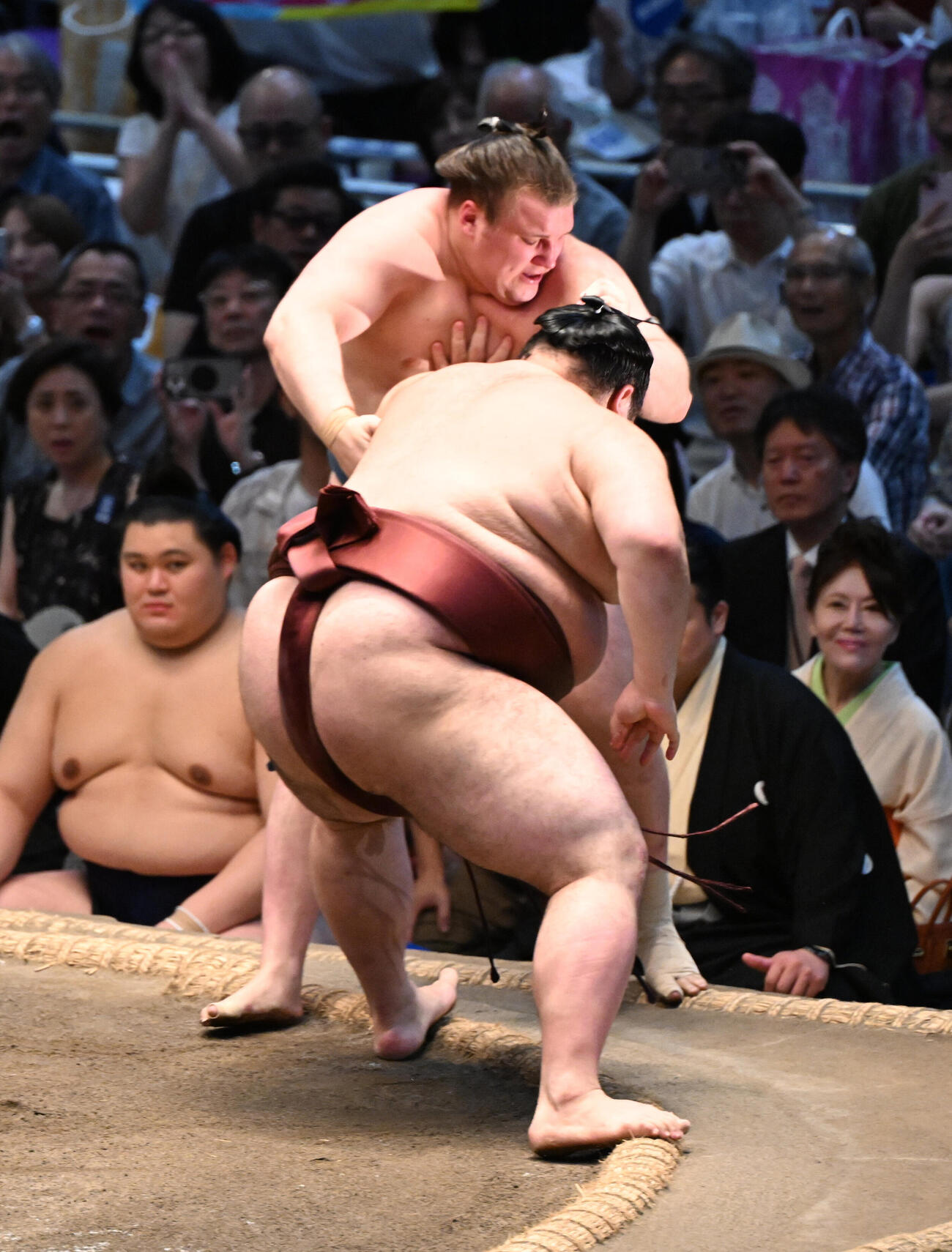 熱海富士（左）は押し出しで安青錦を破る（撮影・和賀正仁）＝2026年7月26日、令和8年大相撲名古屋場所千秋楽　IGアリーナ