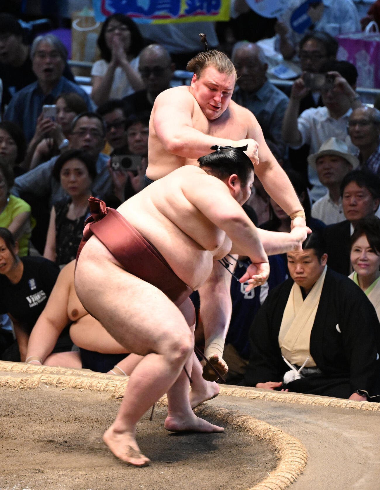 熱海富士（左）は押し出しで安青錦を破る（撮影・和賀正仁）＝2026年7月26日、令和8年大相撲名古屋場所千秋楽　IGアリーナ