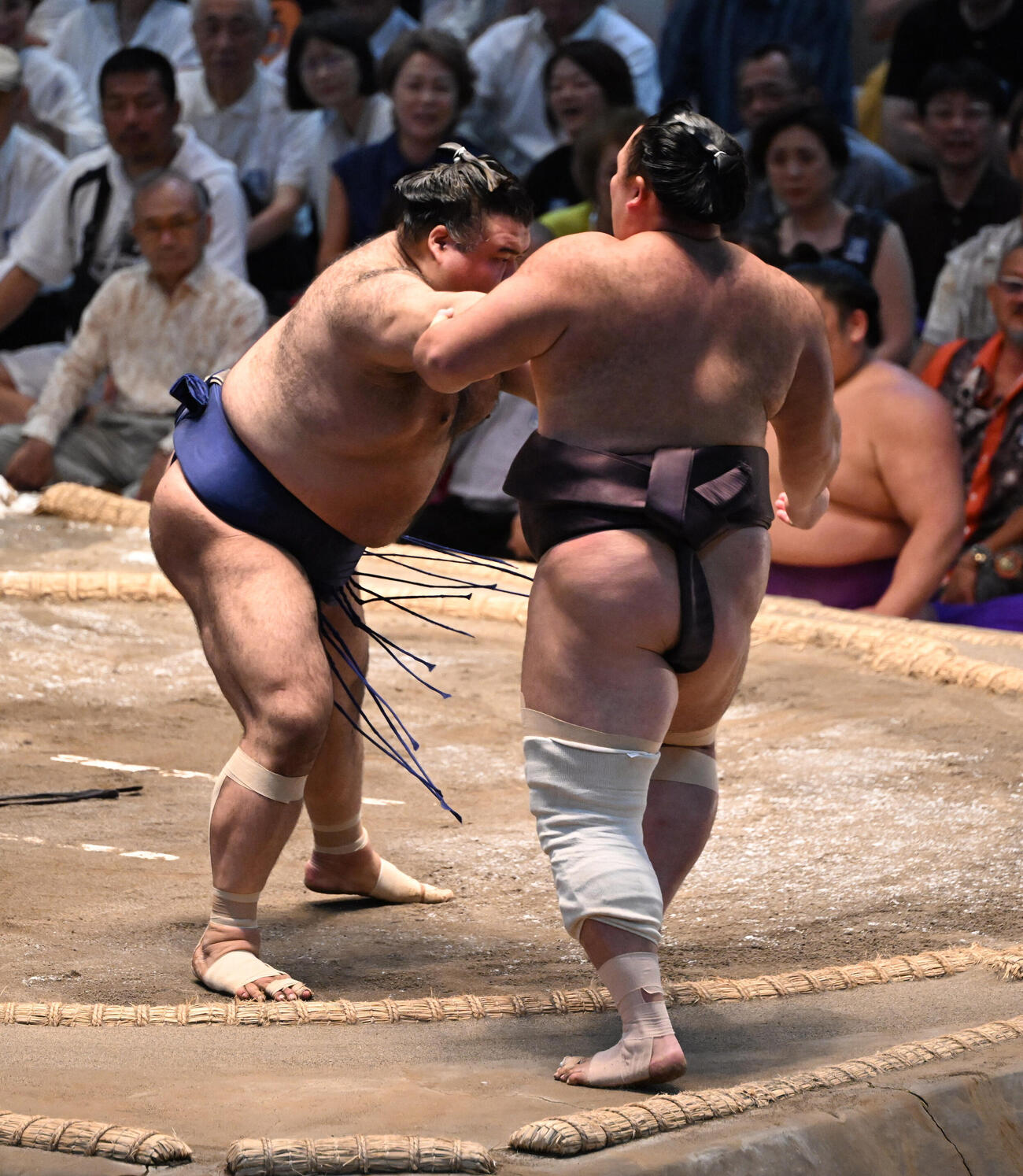 朝乃山（右）を押し出しで破る高安（撮影・和賀正仁）＝2026年7月26日、令和8年大相撲名古屋場所千秋楽　IGアリーナ