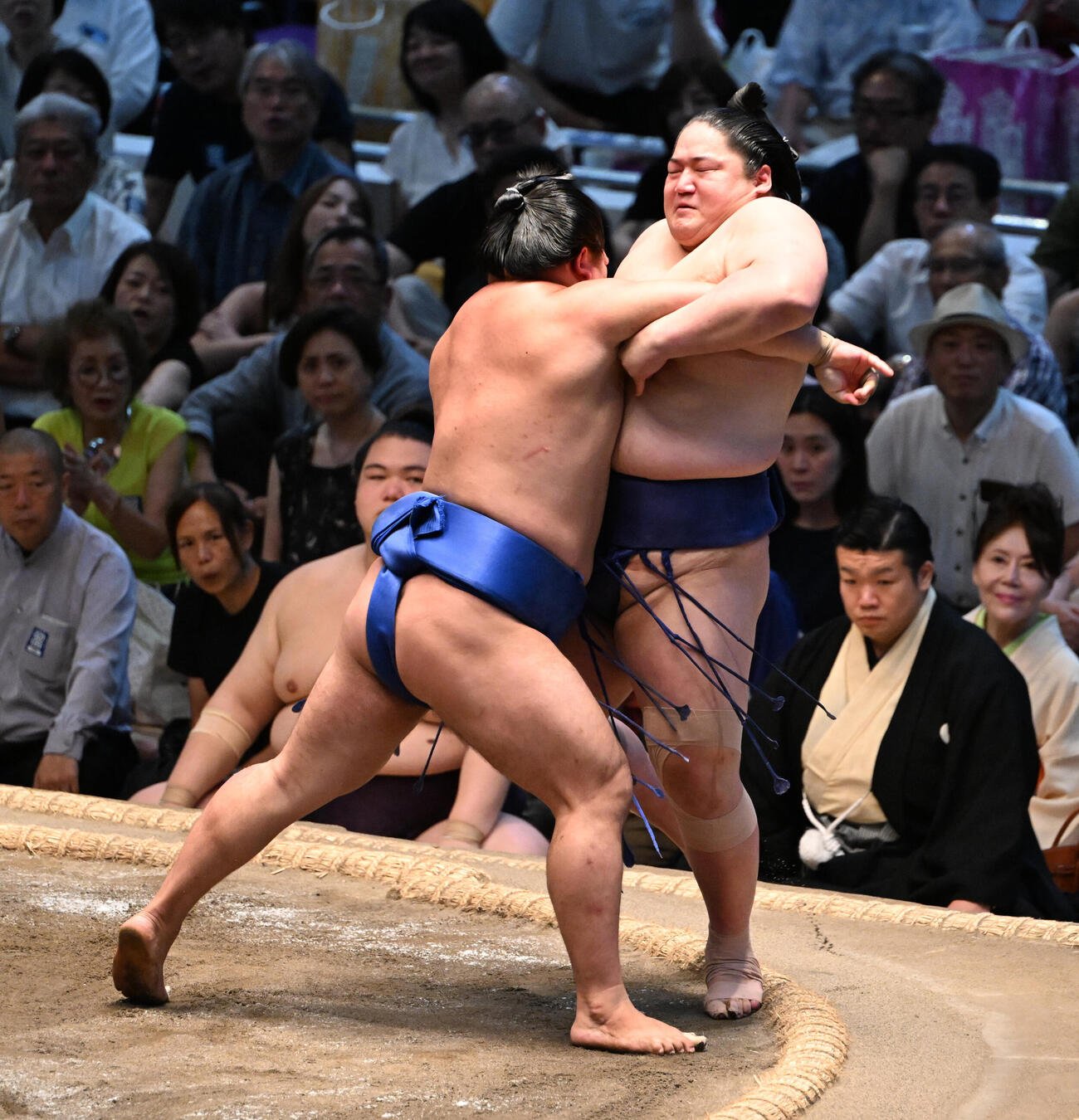 藤ノ川（左）は寄り切りで藤青雲を破る（撮影・和賀正仁）