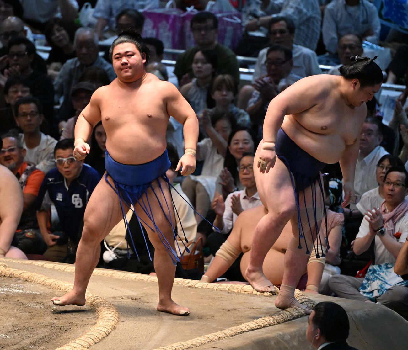 藤ノ川（左）は寄り切りで藤青雲を破る（撮影・和賀正仁）
