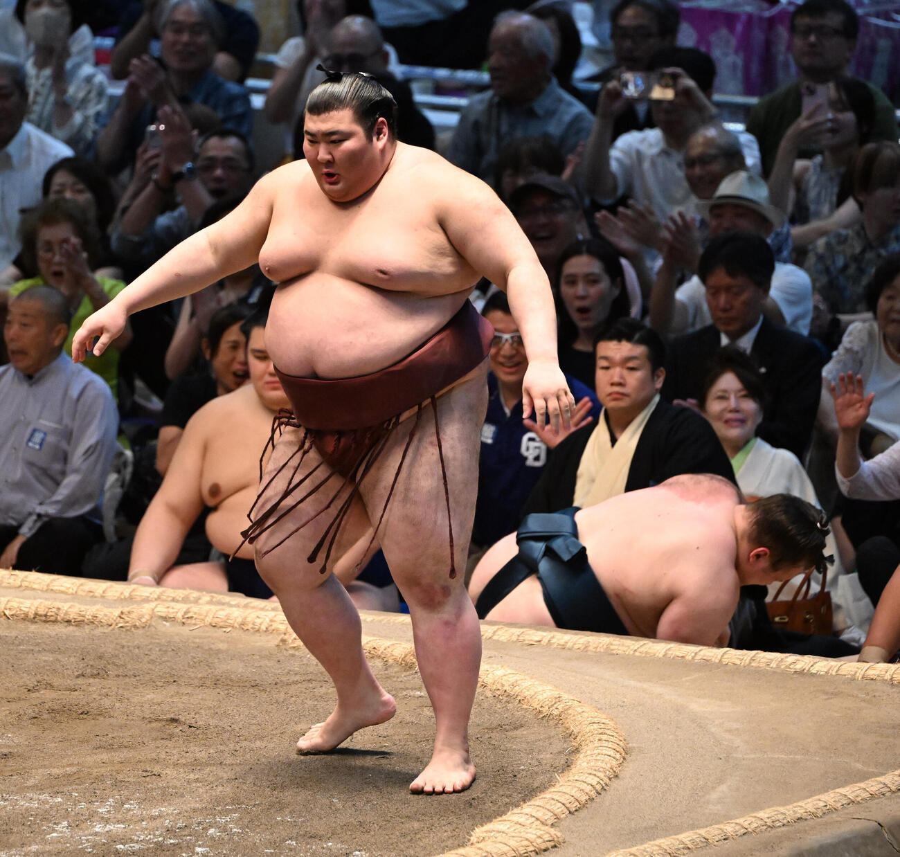 熱海富士（左）は押し出しで安青錦を破る（撮影・和賀正仁）