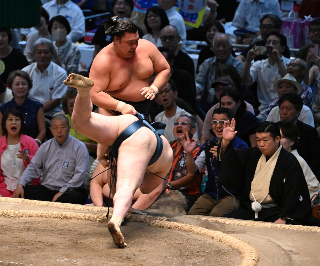 安青錦（手前）は霧島を寄り切りで破る（撮影・和賀正仁）＝2026年7月26日、令和8年大相撲名古屋場所千秋楽　IGアリーナ