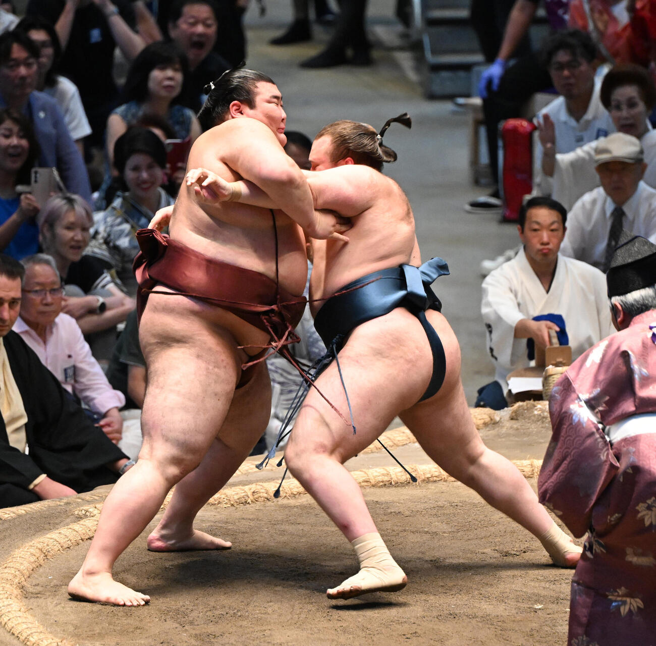 安青錦（右）は寄り切りで熱海富士を破る（撮影・和賀正仁）＝2026年7月26日、令和8年大相撲名古屋場所千秋楽　IGアリーナ