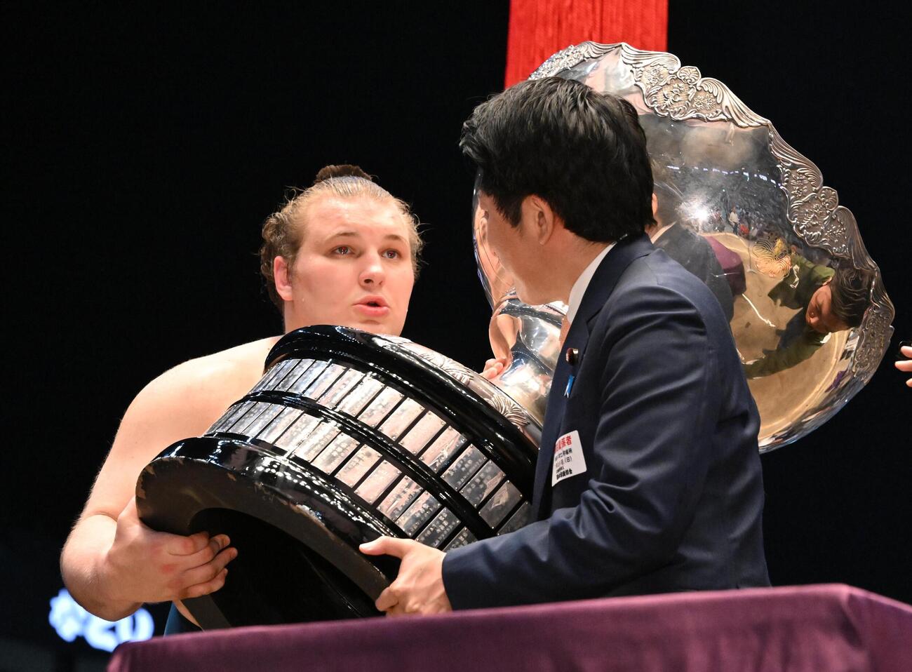 優勝し、表彰式で内閣総理大臣賞を受け取る安青錦（26日、名古屋市北区のIGアリーナで）＝代表撮影