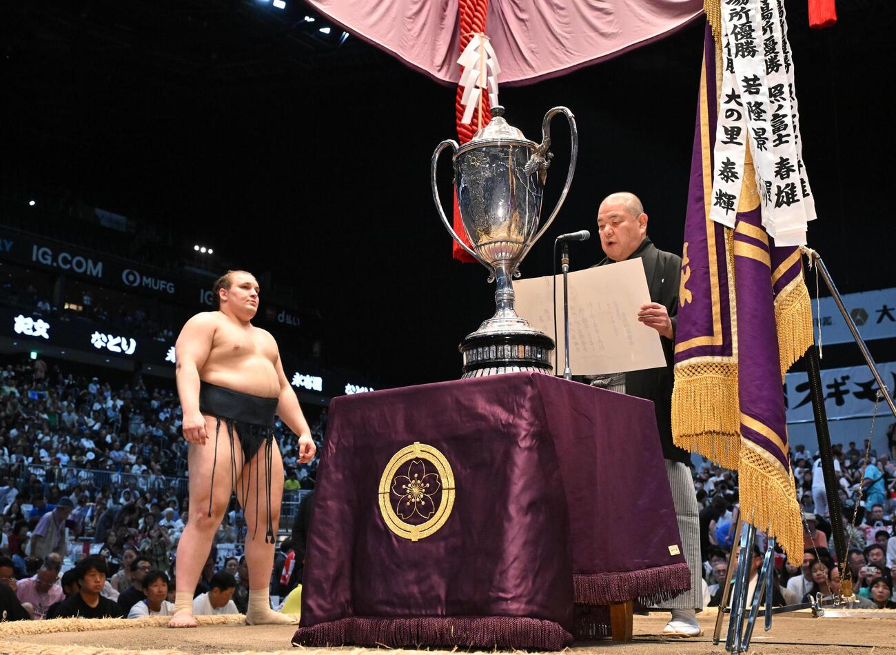 優勝し、表彰式に臨む安青錦（左）（26日、名古屋市北区のIGアリーナで）＝代表撮影