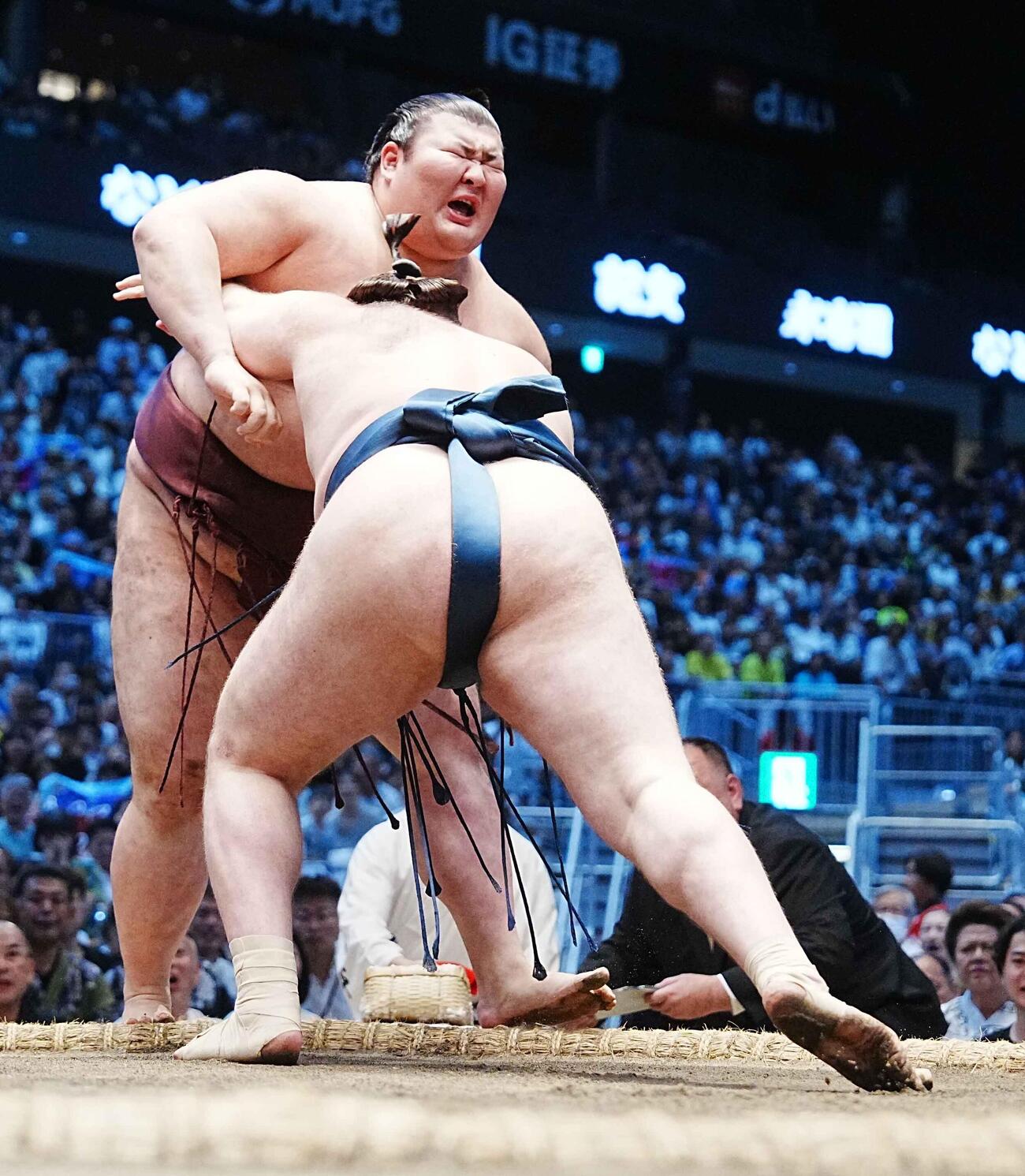 優勝決定ともえ戦で熱海富士（左）は寄り切りで安青錦に敗れる（撮影・小沢裕）