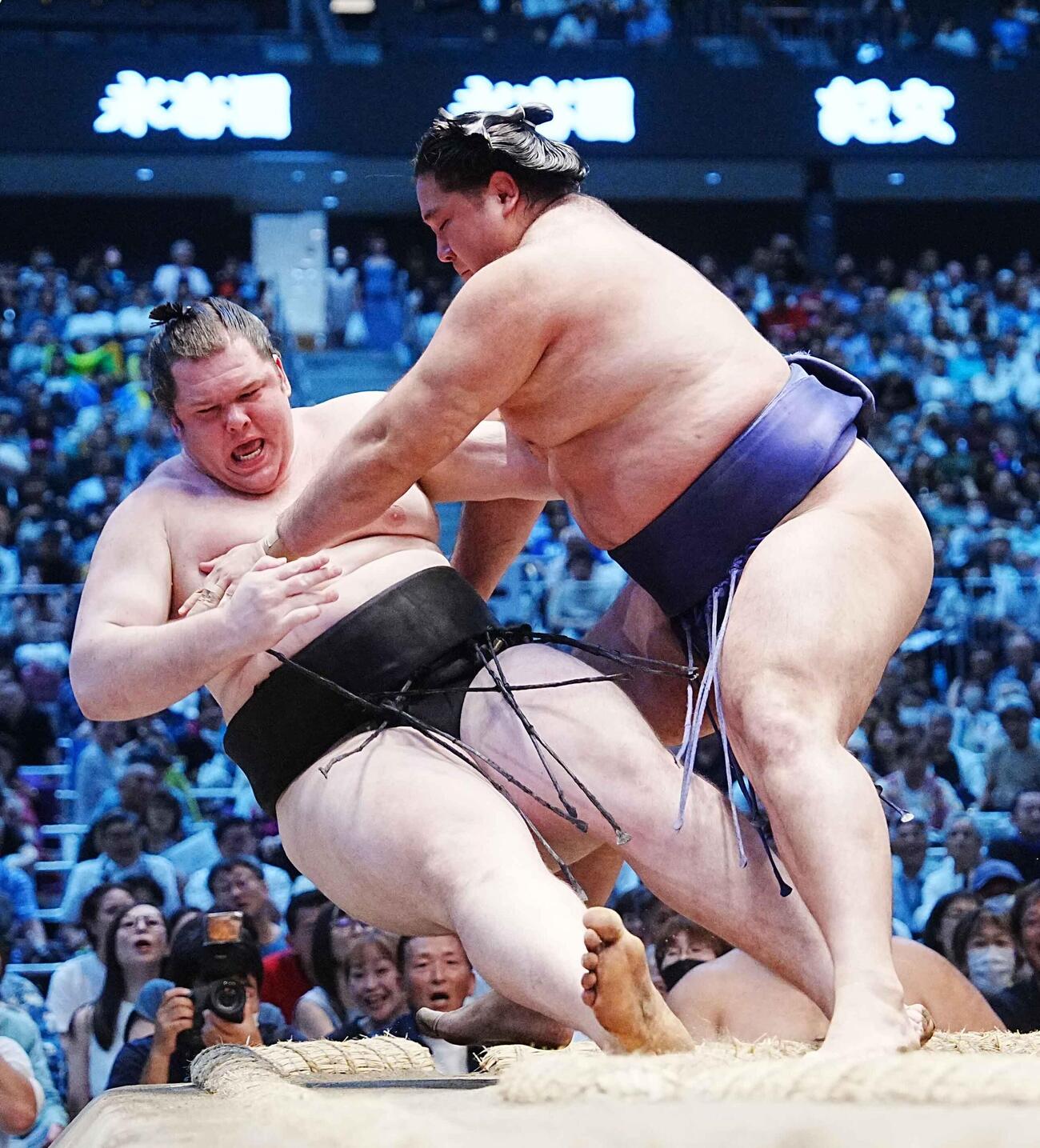 獅司（左）は狼雅に寄り倒しで敗れる（撮影・小沢裕）