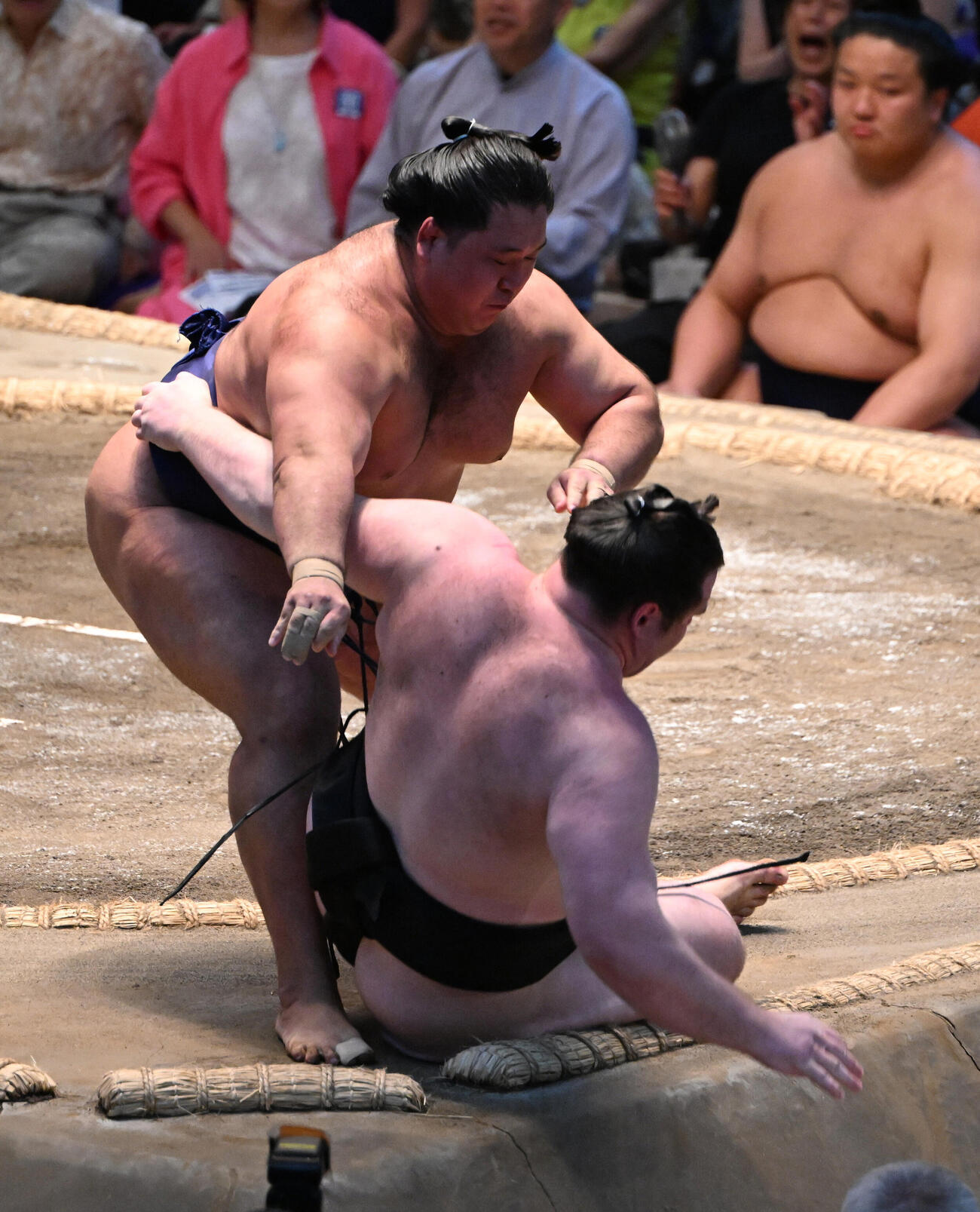 狼雅に寄り倒される獅司（撮影・和賀正仁）