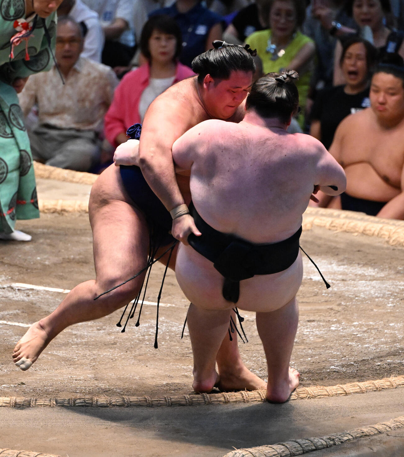 獅司（奥）は寄り倒しで狼雅を破る（撮影・和賀正仁）