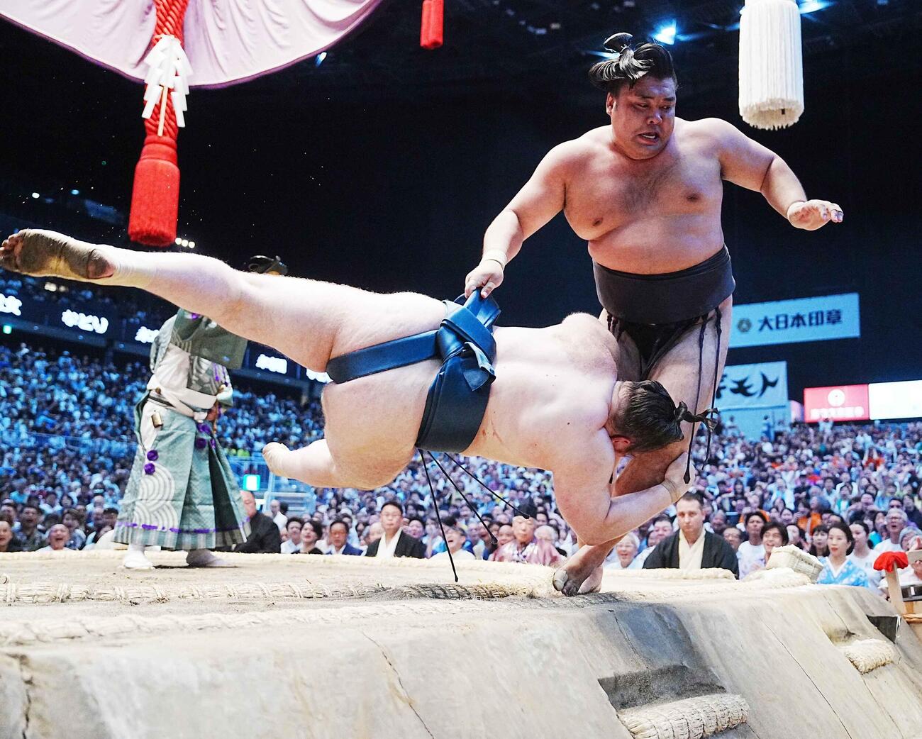霧島（右）を寄り切りで破り優勝決定戦を制した安青錦（撮影・小沢裕）