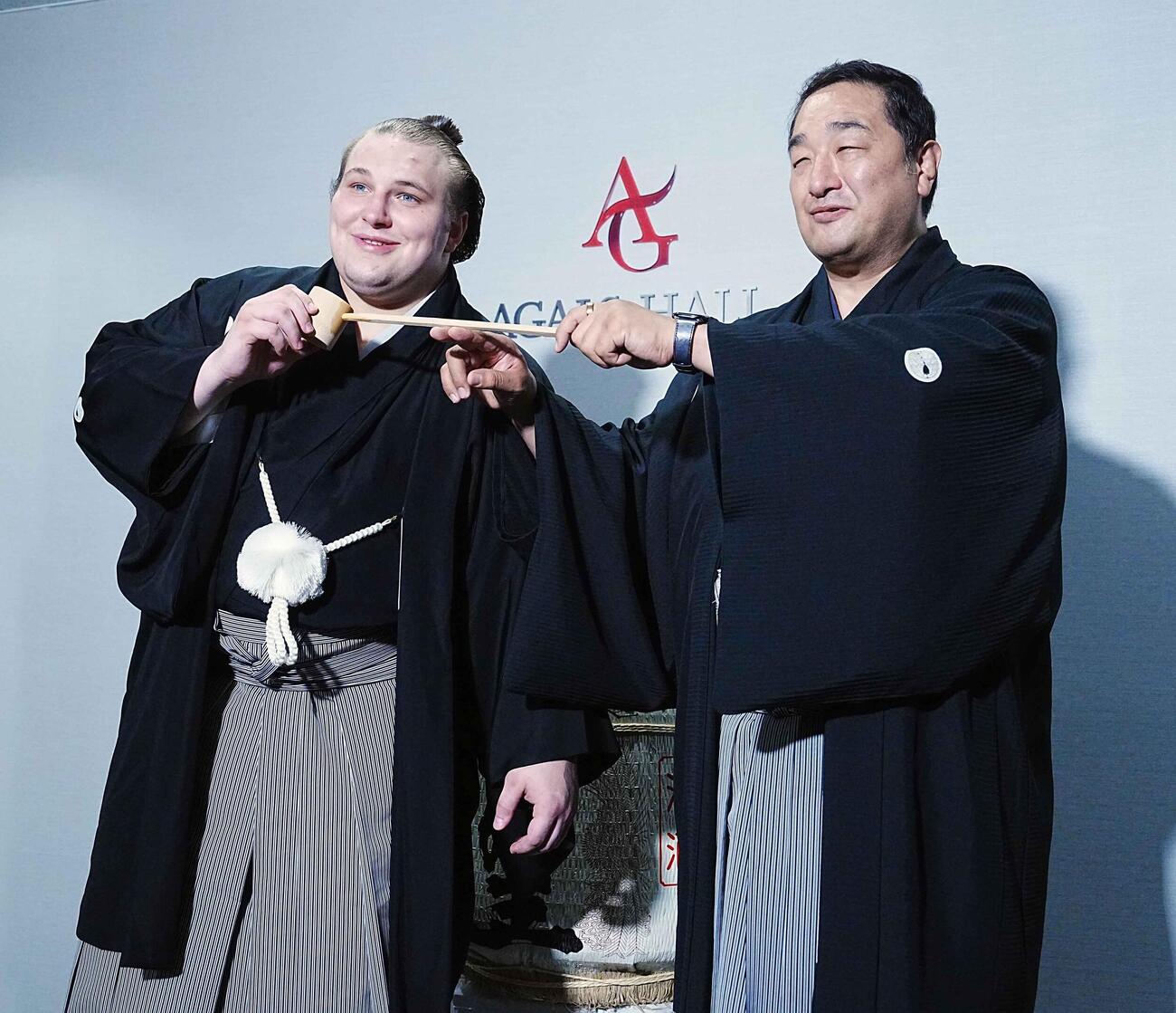 師匠の安治川親方（右）から水を付けてもらう安青錦（撮影・小沢裕）