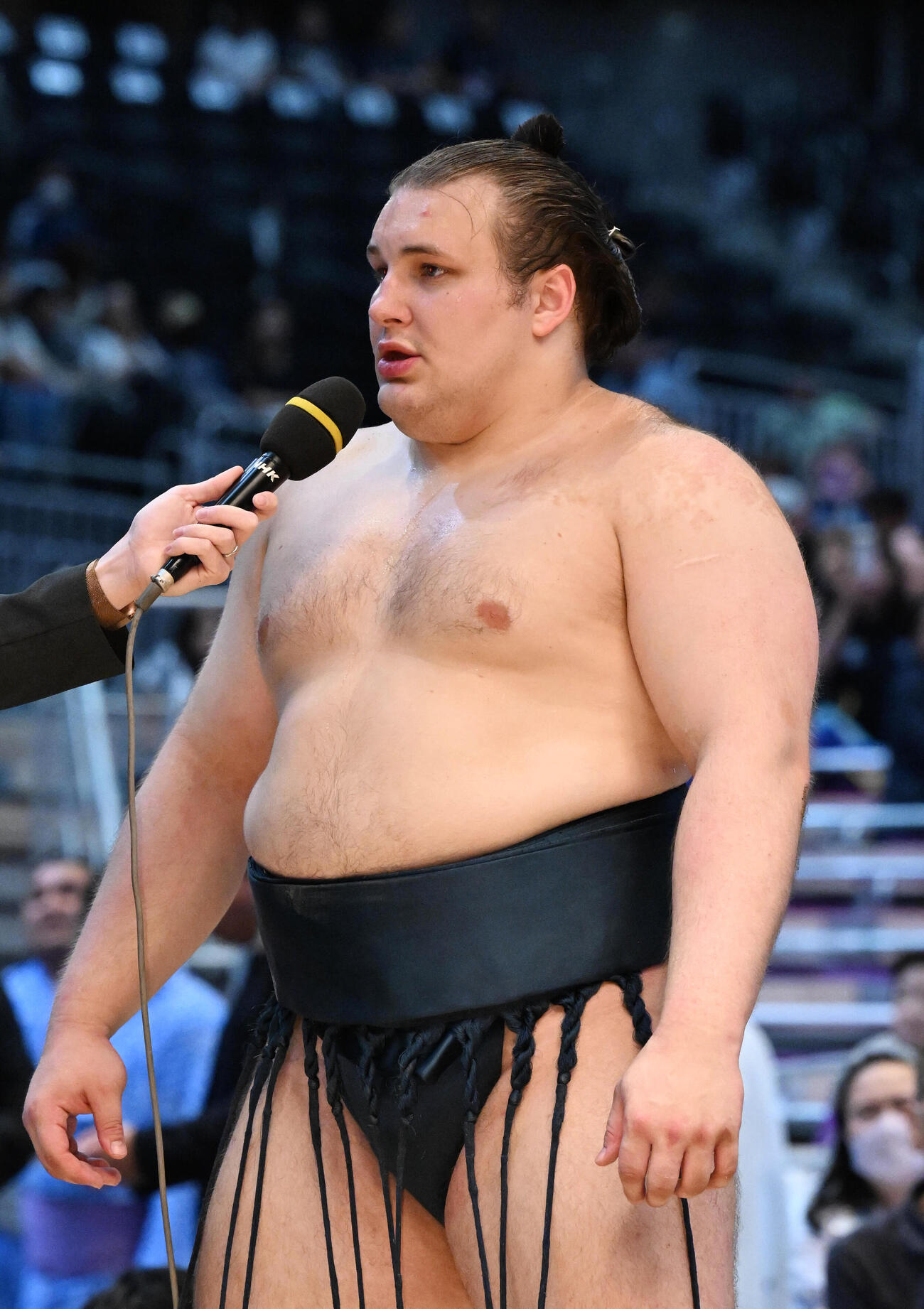 名古屋場所千秋楽　優勝し、インタビューに答える安青錦（代表撮影）