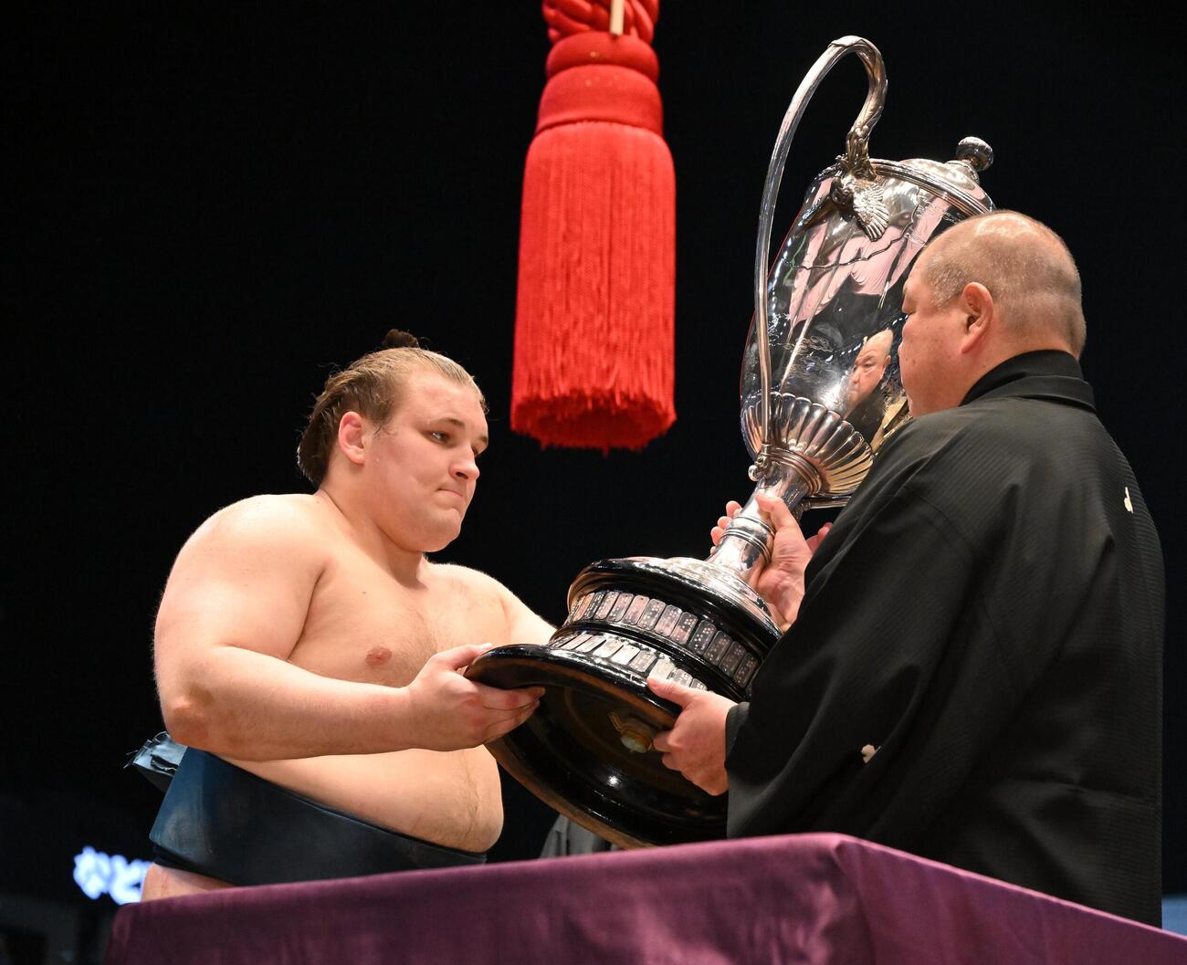 名古屋場所千秋楽　優勝し、八角理事長（右）から賜杯を受け取る安青錦（代表撮影）
