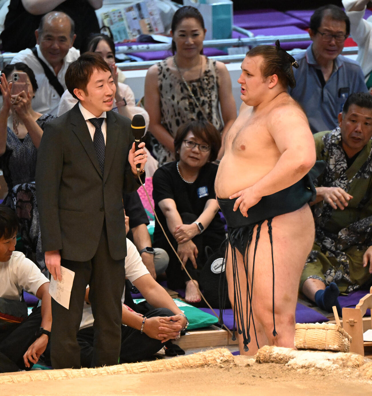 優勝インタビューを受ける安青錦（撮影・和賀正仁）