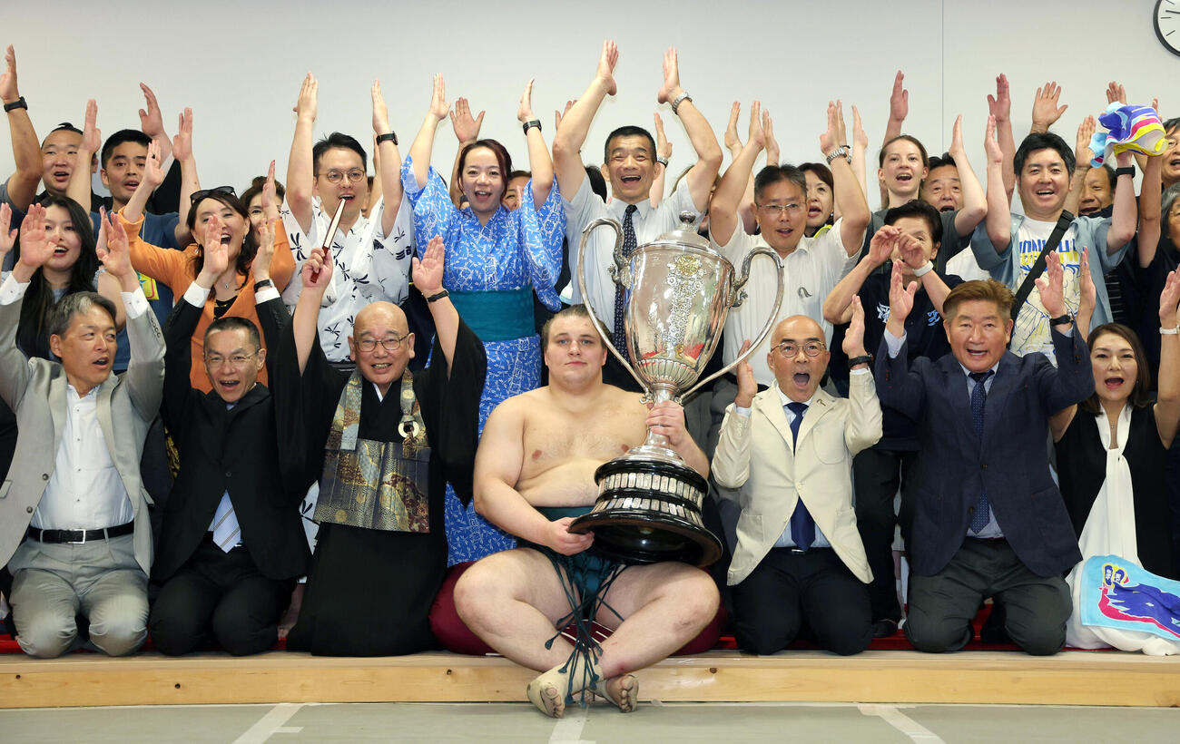大相撲名古屋場所で3度目の優勝を果たし、支度部屋で賜杯を手にする安青錦（中央）（代表撮影）