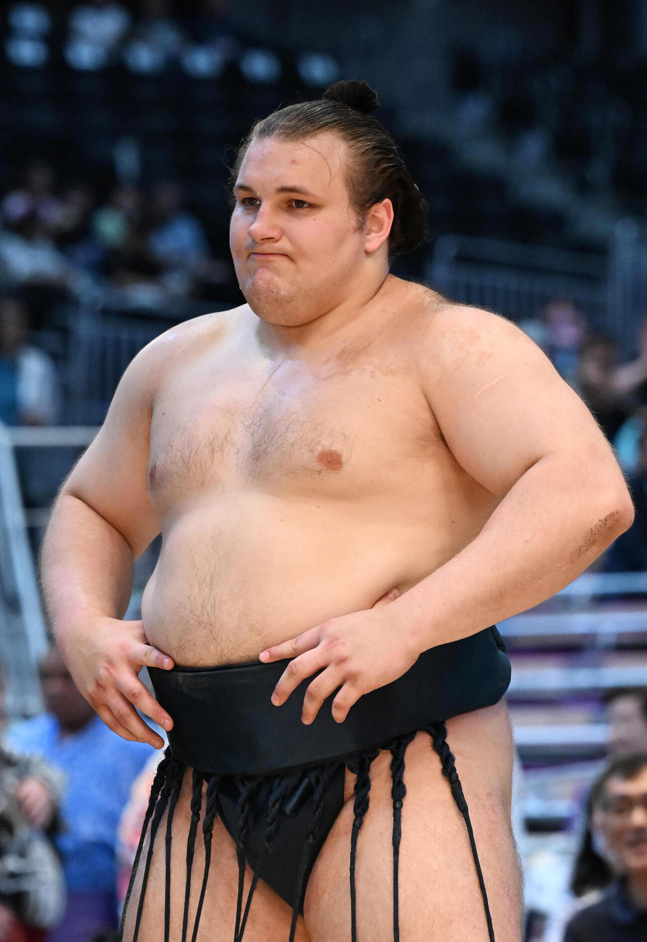 名古屋場所千秋楽　優勝し、インタビューに臨む安青錦（代表撮影）