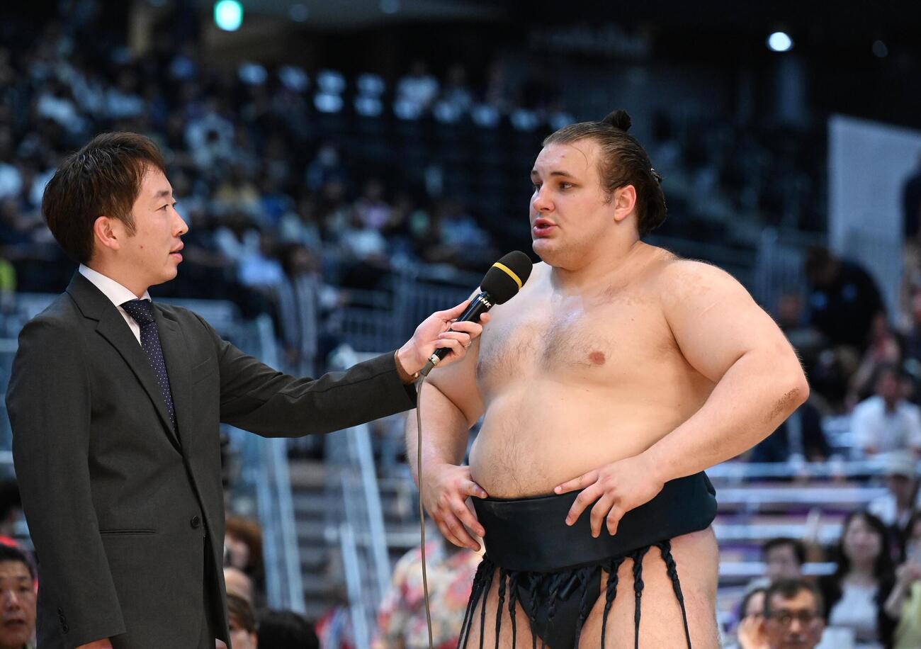 名古屋場所千秋楽　優勝し、インタビューに応じる安青錦（代表撮影）