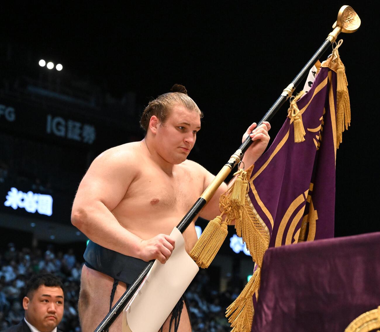 名古屋場所千秋楽　優勝し、表彰式で優勝旗を受け取る安青錦（代表撮影）