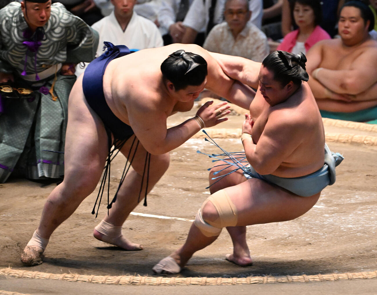 琴勝峰（右）を押し倒しで破る大の里（撮影・和賀正仁）＝2026年7月26日、令和8年大相撲名古屋場所千秋楽　IGアリーナ